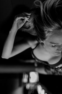 Isabelle / Schwarz-weiss  Fotografie von Fotograf Timm Ziegenthaler ★1 | STRKNG