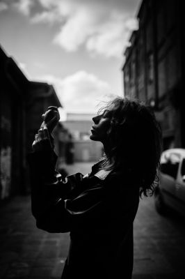 She came from the eighties / Schwarz-weiss  Fotografie von Fotografin Turamania Art ★1 | STRKNG