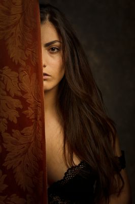 A curtain full of secrets / Portrait  photography by Photographer Pete Sánchez | STRKNG