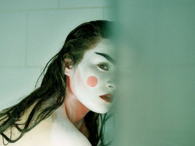 Amelia - Bathtub shoot / Portrait  photography by Photographer Benji Simson | STRKNG