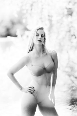 Dessous am See / Schwarz-weiss  Fotografie von Model Reya | STRKNG