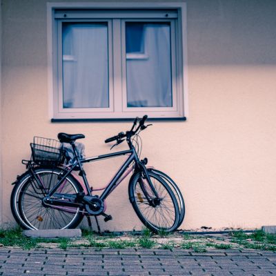 BICYCLES UNDER A WINDOW / Dokumentation  Fotografie von Fotograf Kaputtbilder | STRKNG