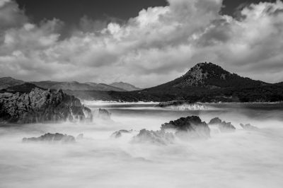 Stormy Bay / Schwarz-weiss  Fotografie von Fotograf bielefoto | STRKNG