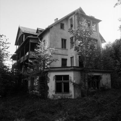 Ghost House / Schwarz-weiss  Fotografie von Fotograf Paul Neugebauer ★1 | STRKNG