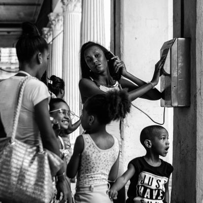 On the phone / Black and White  photography by Photographer David Mendes | STRKNG