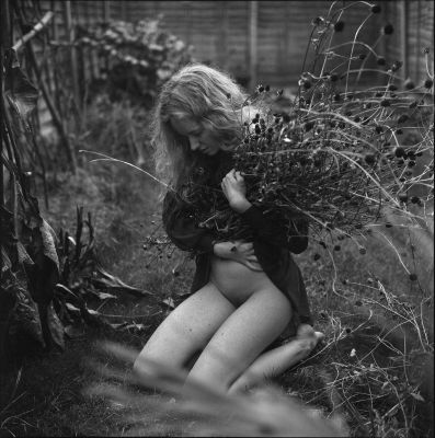 Nude and Dead Flowers / Nude  Fotografie von Model DovileParis ★17 | STRKNG