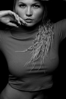strong but vulnerable / Portrait  photography by Photographer FadingSun32 ★2 | STRKNG