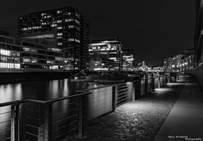 Kranhäuser bei Nacht / Architektur  Fotografie von Fotograf Hans Hermanns | STRKNG