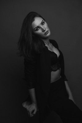 Aleksandra / Portrait  photography by Photographer Tim Scharner ★2 | STRKNG