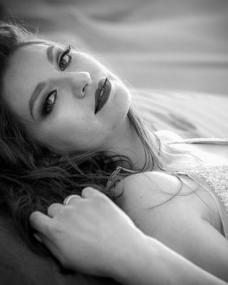 Waiting / Portrait  photography by Photographer photogglenn | STRKNG