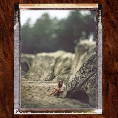 Sandra bei den Sandsteinhöhlen / Instant-Film  Fotografie von Fotograf Artur Frost ★2 | STRKNG