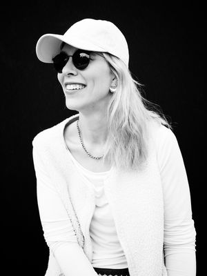 "Sinah" (2025) - 99 PORTRAITS / 2025-07-11 "Sinah" (2025) - 99 PORTRAITS / Portrait Fotografie von Fotograf René Greiner Fotografie ★5 | STRKNG