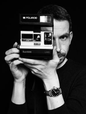 Selbstporträt mit Polaroid (2025) / Instant-Film  Fotografie von Fotograf René Greiner Fotografie ★5 | STRKNG