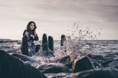 The wave / Menschen  Fotografie von Model Mina Massani | STRKNG