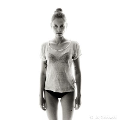 Out of space / Schwarz-weiss  Fotografie von Model Svenja ★4 | STRKNG