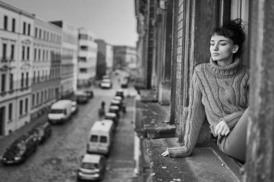 Emy am Fenster / Menschen  Fotografie von Fotograf Dirk Rohra ★25 | STRKNG