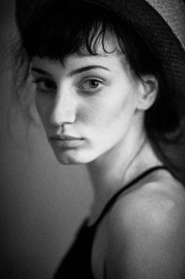 Emy mit Hut / Portrait  Fotografie von Fotograf Dirk Rohra ★24 | STRKNG