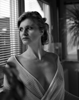 warten am Fenster / Black and White  photography by Photographer Langebroeker | STRKNG