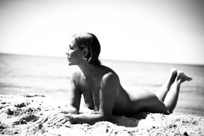 Reife Frau am Strand / Nude  photography by Model Britta ★6 | STRKNG