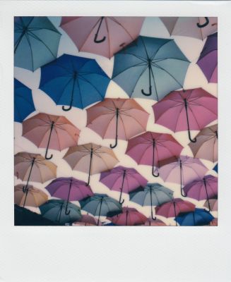 Rainbow Umbrellas / Instant-Film  Fotografie von Fotografin Bret Watkins ★1 | STRKNG