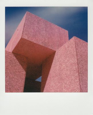 Pink Cubism / Instant-Film  Fotografie von Fotografin Bret Watkins ★1 | STRKNG