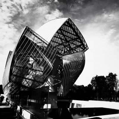 Louis Vuitton Foundation / Schwarz-weiss  Fotografie von Fotograf Tjeerd van der Heeft | STRKNG