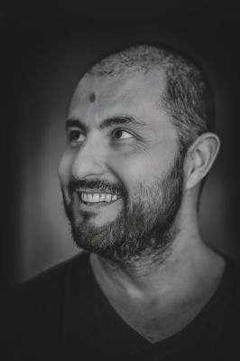 Self Portait / Schwarz-weiss  Fotografie von Fotograf Volkan Sorkun | STRKNG