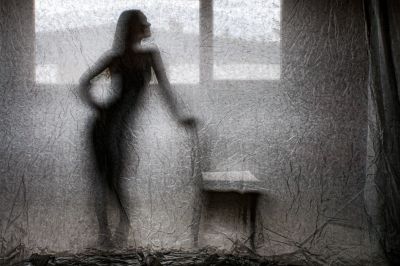 Behind the curtain / Schwarz-weiss  Fotografie von Fotograf Uwe Leininger ★2 | STRKNG