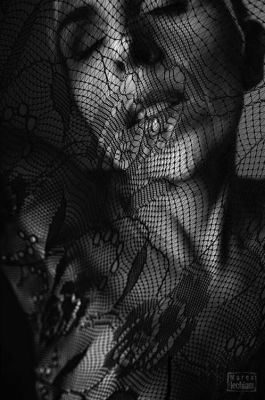 network / Schwarz-weiss  Fotografie von Model NERAM06 ★9 | STRKNG