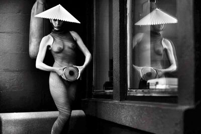 DISCUS / Schwarz-weiss  Fotografie von Model NERAM06 ★9 | STRKNG