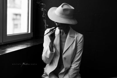 the smoking hat / Schwarz-weiss  Fotografie von Model NERAM06 ★8 | STRKNG