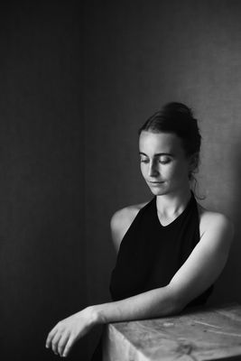 Junge Frau / Portrait  Fotografie von Fotografin Claudy B. ★52 | STRKNG