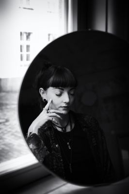 Spiegelgeschichten / Portrait  Fotografie von Fotografin Claudy B. ★53 | STRKNG