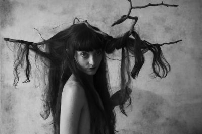 Frau J. liebt Bäume / Portrait  Fotografie von Fotografin Claudy B. ★52 | STRKNG