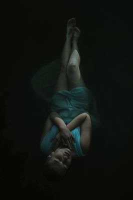 Floating Beauty / Menschen  Fotografie von Model Désirée | STRKNG