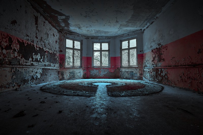 Die verlassene Klinik - &copy; Jonas Rediske | Lost places