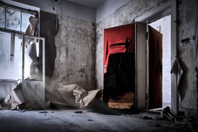 Red Door / Lost places  Fotografie von Fotograf Jonas Rediske | STRKNG