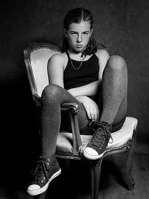 Nella / Portrait  photography by Photographer Erik Schlicksbier ★3 | STRKNG