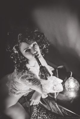 Boudoir Pipesmoker / Schwarz-weiss  Fotografie von Model Muscarin ★2 | STRKNG