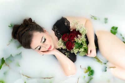 Flower bath. / Portrait  photography by Model SchwarzesFeuer ★1 | STRKNG