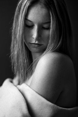 Jenny / Portrait  photography by Photographer Mark Huesken ★4 | STRKNG