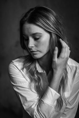 Jenny / Portrait  photography by Photographer Mark Huesken ★4 | STRKNG