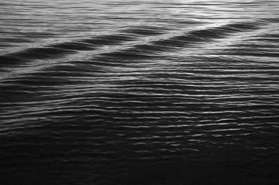 Wellenlauf / Black and White  photography by Photographer Christian Rüster | STRKNG