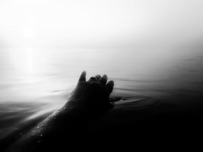 Into the blue at first light - 'stories from the sea / Larnaca' / Stimmungen  Fotografie von Fotografin Lara Kantardjian ★4 | STRKNG