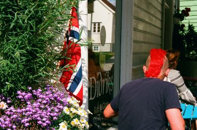 the colors of the flag - ANALOGUE / Street  Fotografie von Fotograf Markus-N | STRKNG