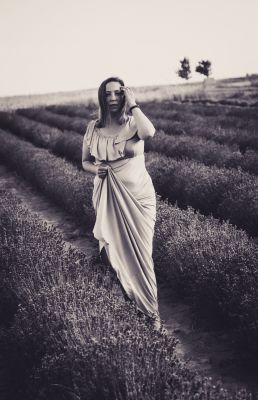Lavender / Black and White  photography by Photographer Karolina Okereke Photography | STRKNG