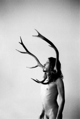 mit Geweih / Fine Art  Fotografie von Model Sebastian Löwe ★4 | STRKNG