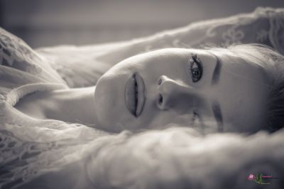 Sinnlichkeit ohne Bedenken. / Portrait  photography by Photographer Holger Reissner | STRKNG