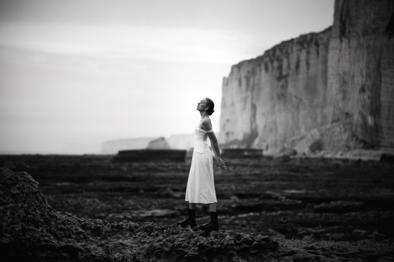 Luise - Etretat - aus unserem ersten Bildband - &copy; Olaf Korbanek | Black and White