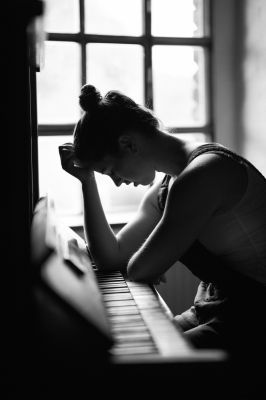 Piano girl / Schwarz-weiss  Fotografie von Fotograf Olaf Korbanek ★27 | STRKNG